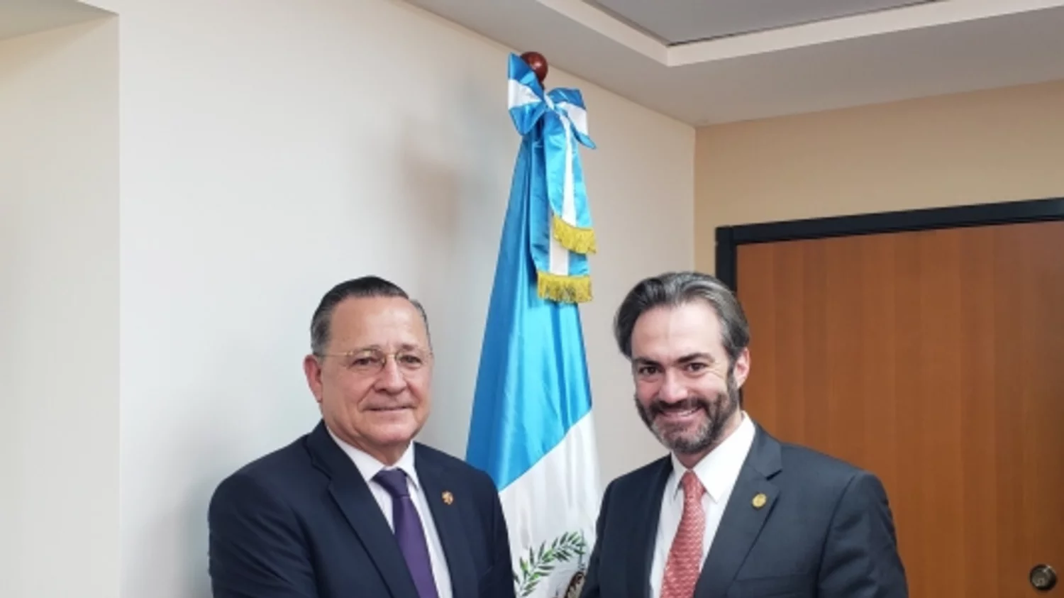 Embajador colombiano asegura que exministro “irrumpió” en su casa Embajador colombiano asegura que exministro “irrumpió” en su casa