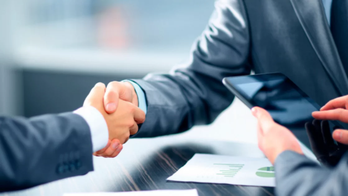 Plazas para diseñadores, gerencia y ventas