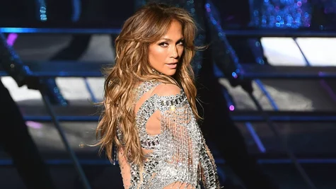 Tremendo sentón se dio Jennifer Lopez en pleno concierto