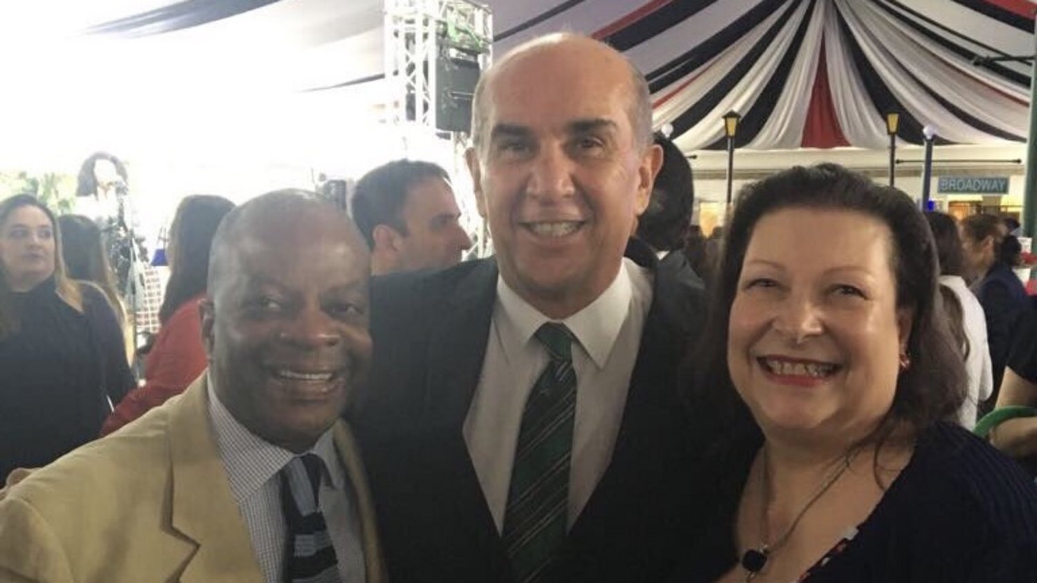 Diputado Taracena celebra junto al embajador Robinson