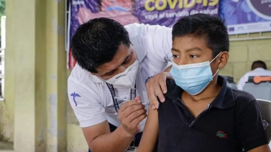 Vacunación en centros educativos para inmunizar a estudiantes y maestros en Guatemala