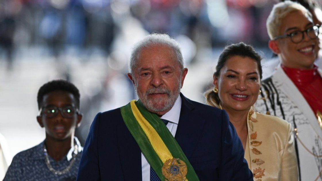  Luiz Inácio Lula da Silva (c), junto a la primera dama, Rosángela da Silva. EFE/ Andre Borges