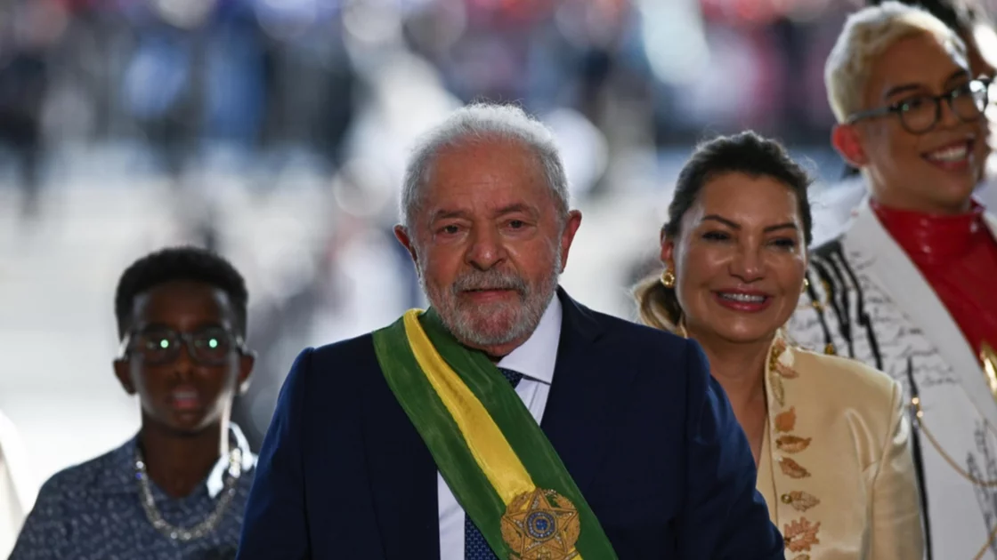  Luiz Inácio Lula da Silva (c), junto a la primera dama, Rosángela da Silva. EFE/ Andre Borges