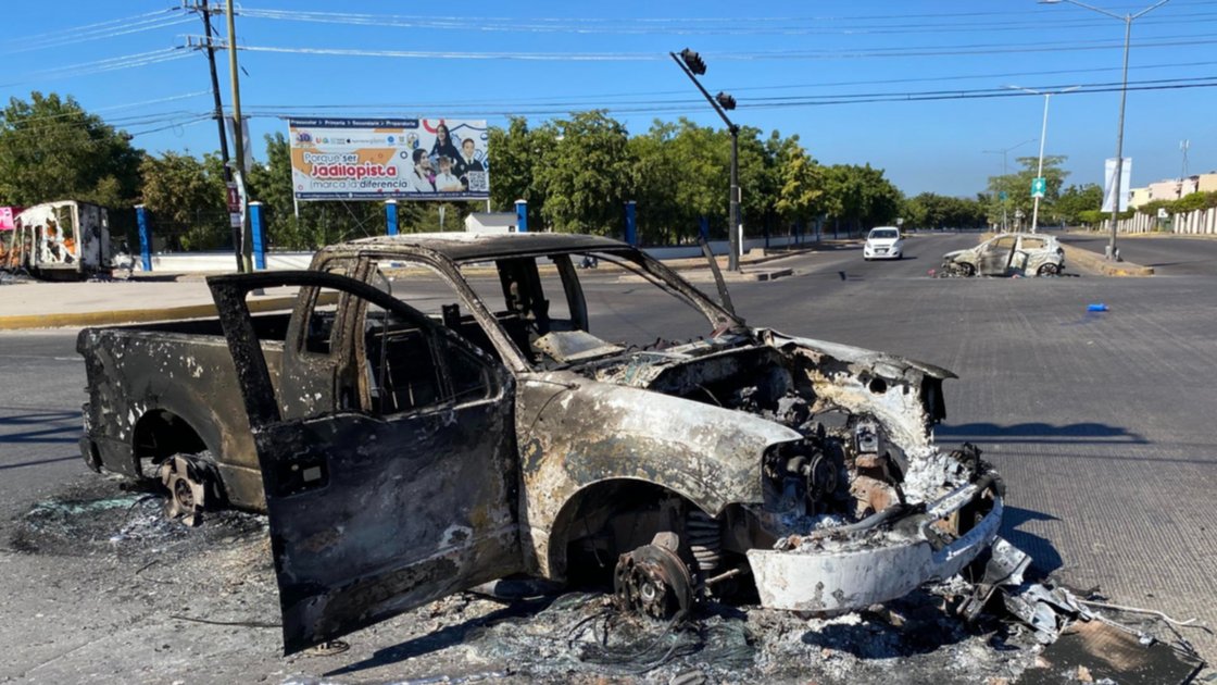 Imagen vehículos calcinados luego de los enfrentamientos de fuerzas federales con grupos armados, en la ciudad de Culiacán, estado de Sinaloa (México).   EFE/Juan Carlos Cruz
