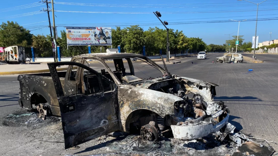 Imagen vehículos calcinados luego de los enfrentamientos de fuerzas federales con grupos armados, en la ciudad de Culiacán, estado de Sinaloa (México).   EFE/Juan Carlos Cruz
