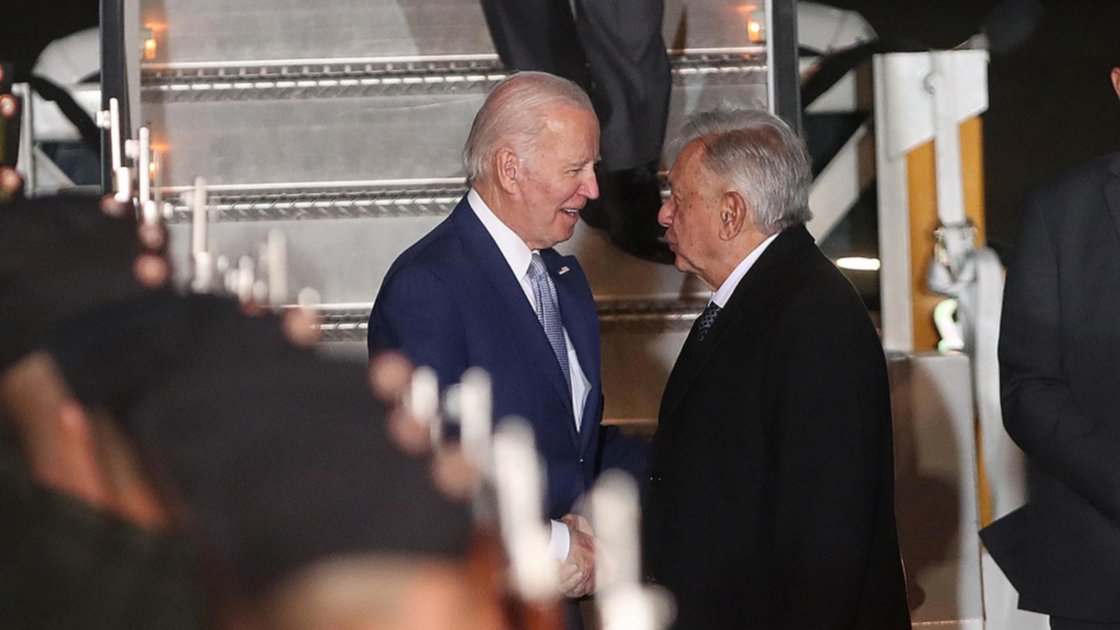 El presidente de México, Andrés Manuel López Obrador (d), fue registrado este domingo, 8 de enero, al dar la bienvenida a su homólogo estadounidense, Joe Biden (i) EFE/Sáshenka Gutiérrez