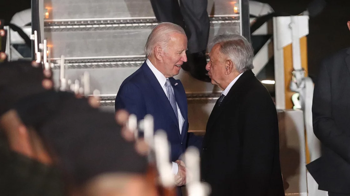El presidente de México, Andrés Manuel López Obrador (d), fue registrado este domingo, 8 de enero, al dar la bienvenida a su homólogo estadounidense, Joe Biden (i) EFE/Sáshenka Gutiérrez