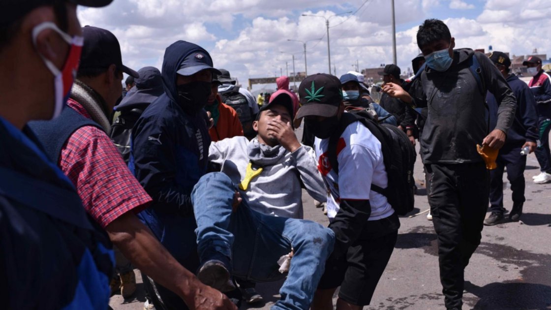 Un herido durante los enfrentamientos entre manifestantes y la policía fue registrado este lunes, 9 de enero, al ser trasladado para ser atendido, en Juliaca (Perú). EFE/Stringer