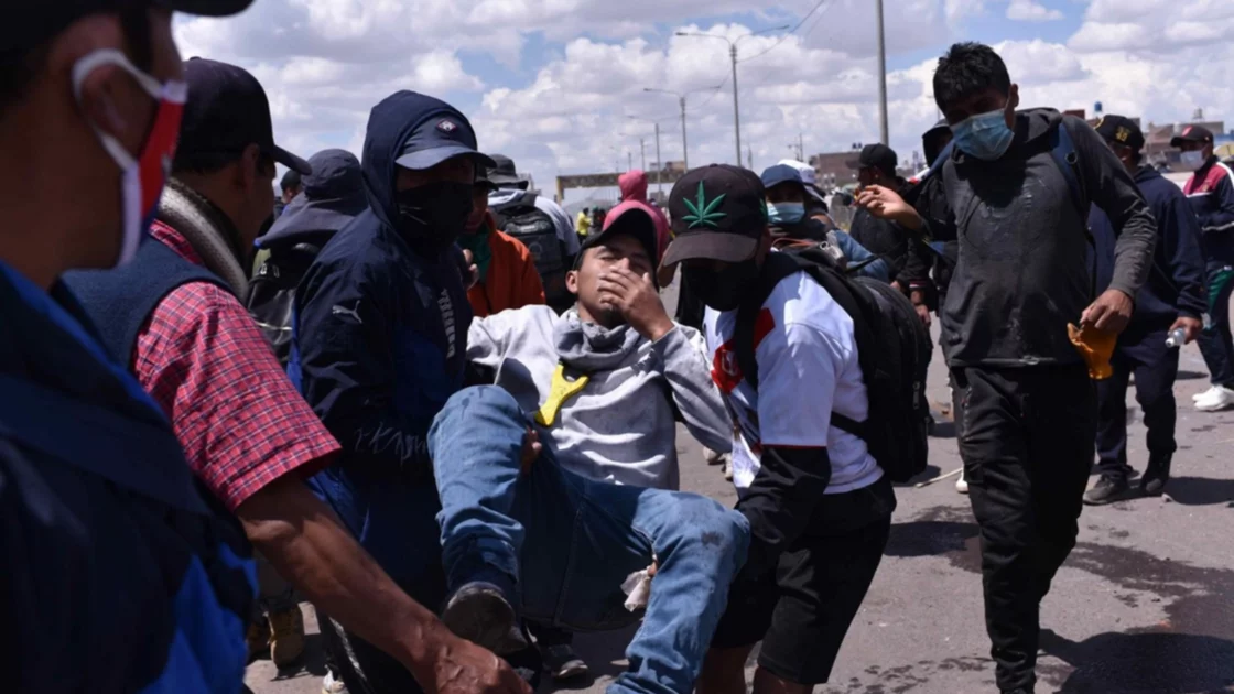Un herido durante los enfrentamientos entre manifestantes y la policía fue registrado este lunes, 9 de enero, al ser trasladado para ser atendido, en Juliaca (Perú). EFE/Stringer