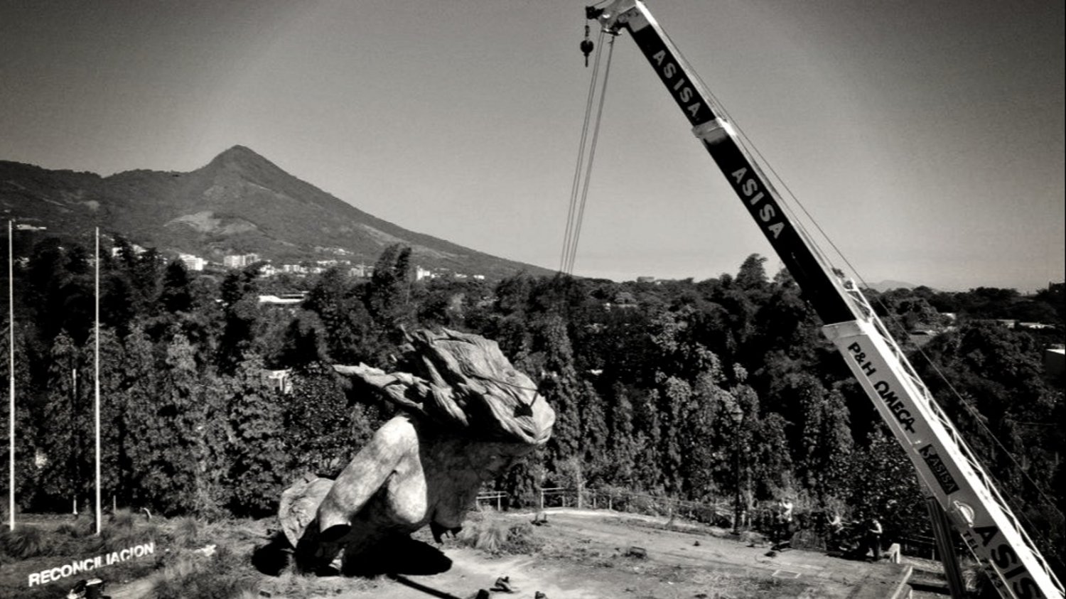 Este miércoles 3 de enero de 2024 el presidente de El Salvador causó revuelo en ese país al anunciar la demolición del polémico "Monumento a la Reconciliación". Fotografía utilizada con fines ilustrativos para esta nota. Este miércoles 3 de enero de 2024 el presidente de El Salvador causó revuelo en ese país al anunciar la demolición del polémico "Monumento a la Reconciliación". Fotografía utilizada con fines ilustrativos para esta nota.