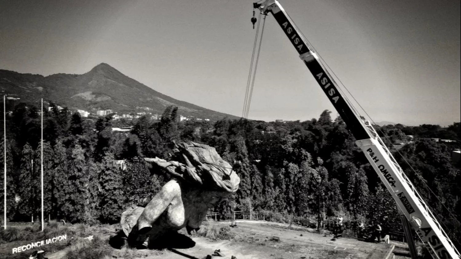 Este miércoles 3 de enero de 2024 el presidente de El Salvador causó revuelo en ese país al anunciar la demolición del polémico "Monumento a la Reconciliación". Fotografía utilizada con fines ilustrativos para esta nota. Este miércoles 3 de enero de 2024 el presidente de El Salvador causó revuelo en ese país al anunciar la demolición del polémico "Monumento a la Reconciliación". Fotografía utilizada con fines ilustrativos para esta nota.