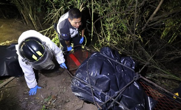 サンホセ・ピヌラの森林地帯に埋もれていた2人の遺体を回収