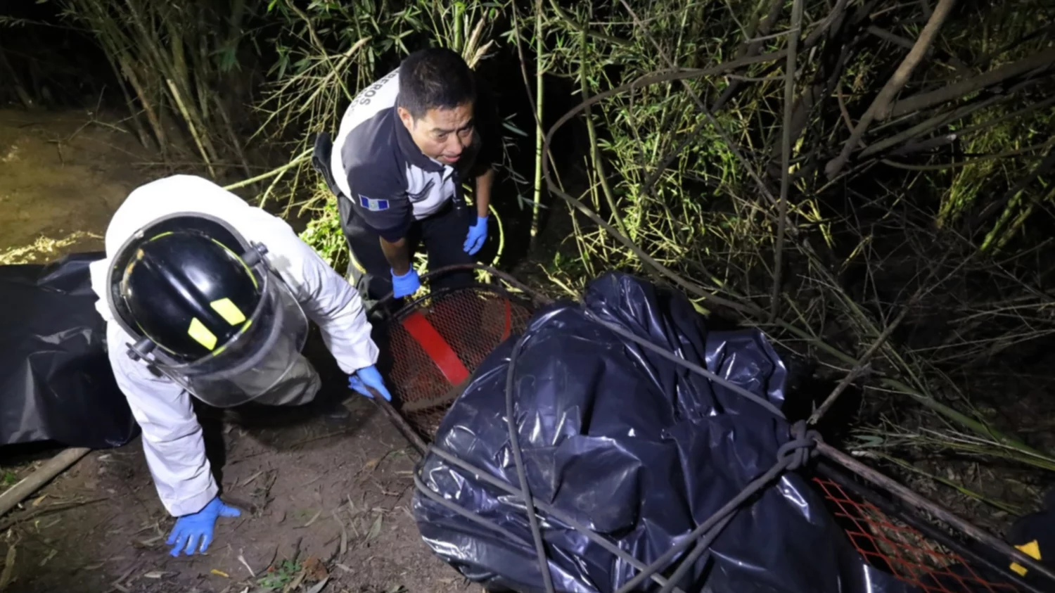 Descubren dos cuerpos enterrados en zona boscosa de San José Pinula