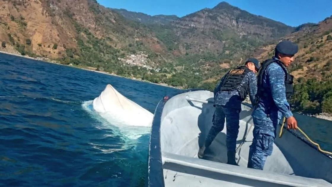 Video: Rescatan a tripulantes de lancha que volcó en el Lago de Atitlán