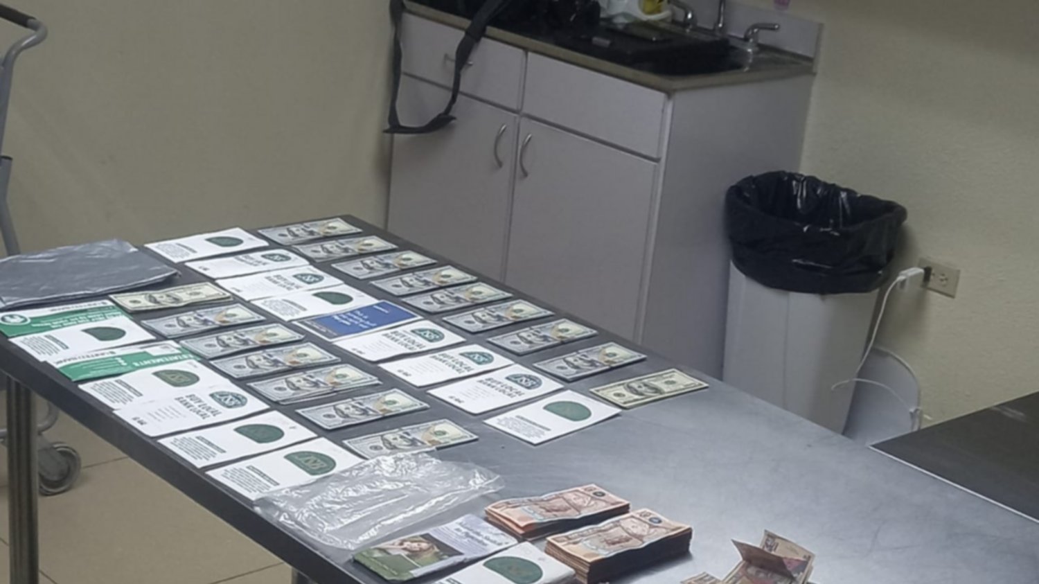 Detienen a mujer que pretendía salir de Guatemala con dinero sin declarar