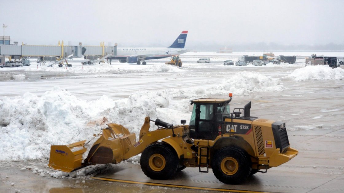 Vista de un aeropuerto de EE.UU. afectado por una tormenta, en una fotografía de archivo. EFE/Shawn Thew