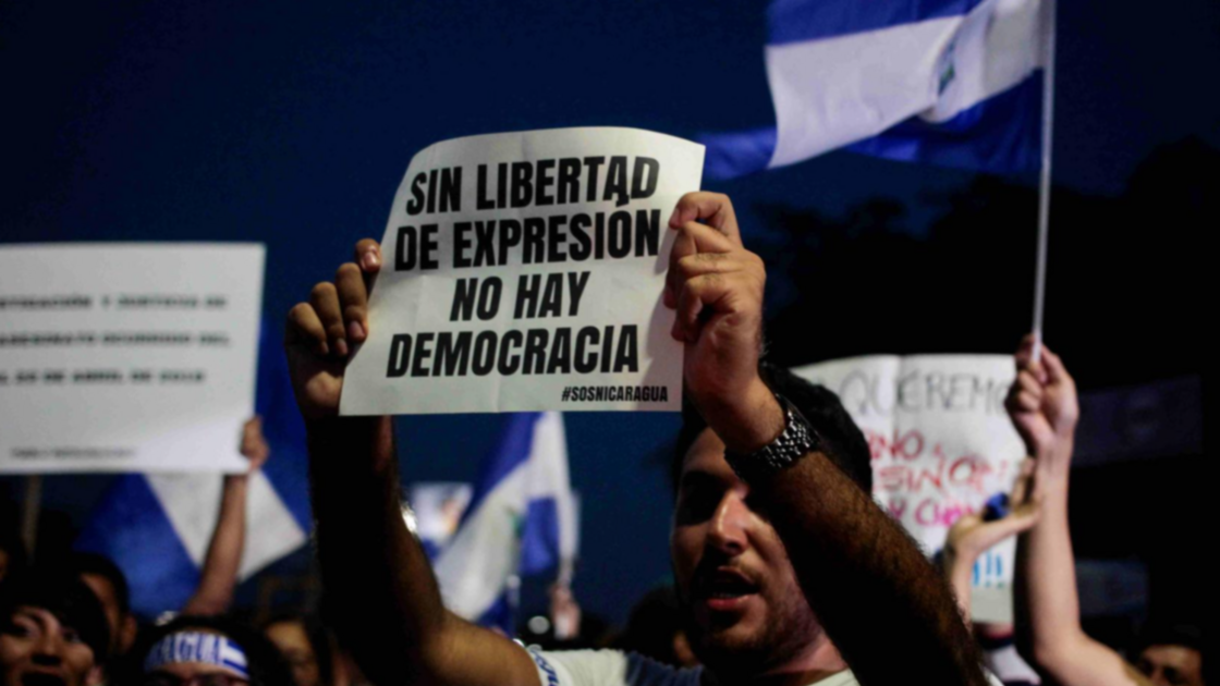 Manifestantes protestan contra el gobierno del presidente nicaragüense Daniel Ortega durante una manifestación para conmemorar el Día Mundial de la Libertad de Prensa. Fotografía: La Vanguardia