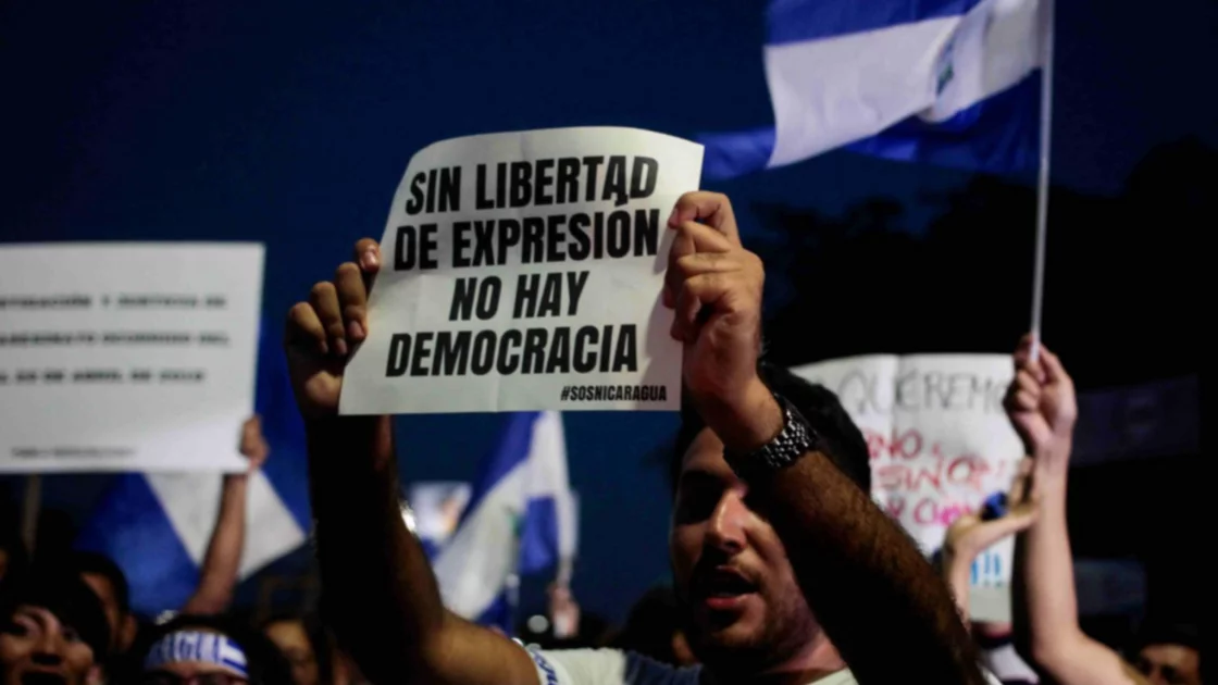 Manifestantes protestan contra el gobierno del presidente nicaragüense Daniel Ortega durante una manifestación para conmemorar el Día Mundial de la Libertad de Prensa. Fotografía: La Vanguardia