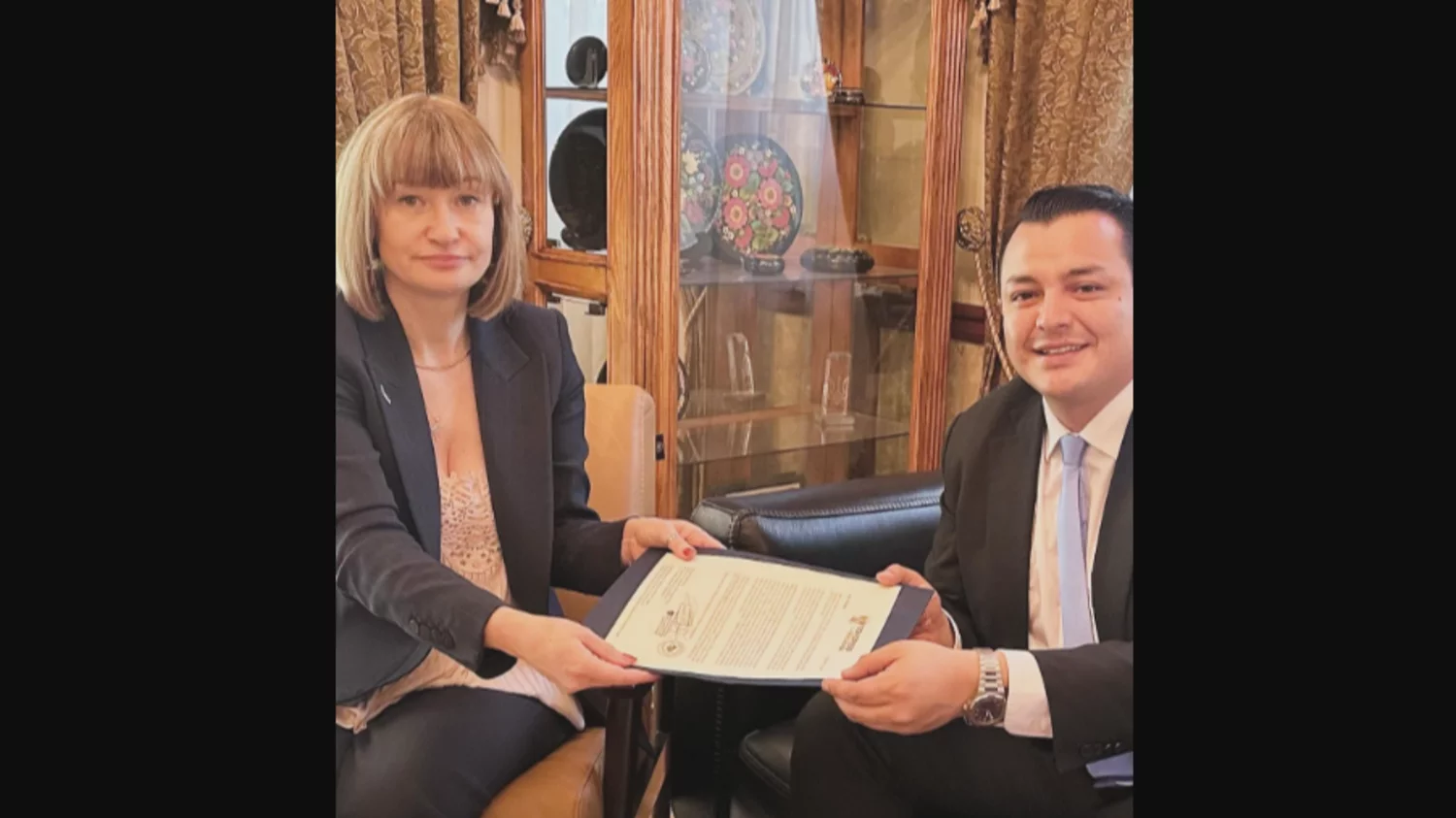 La embajadora Oksana Dramarétska de Ucrania y el diputado Byron Rodríguez. La embajadora Oksana Dramarétska de Ucrania y el diputado Byron Rodríguez.