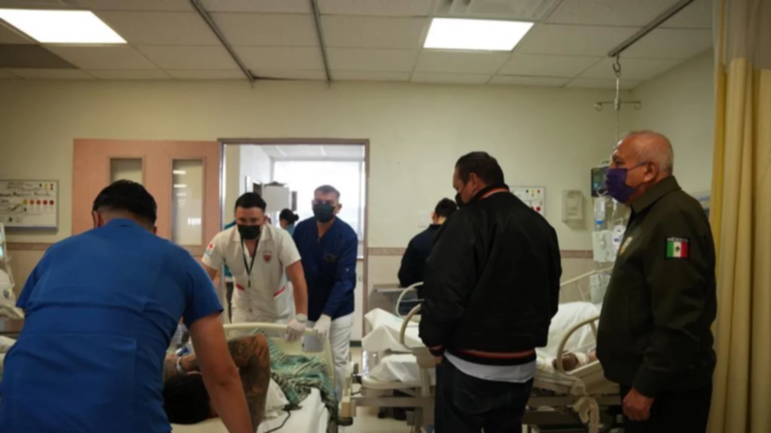 Autoridades de migración de México y Guatemala visitaron los hospitales donde reciben atención médica los migrantes sobrevivientes. (Foto: INM) Autoridades de migración de México y Guatemala visitaron los hospitales donde reciben atención médica los migrantes sobrevivientes. (Foto: INM)