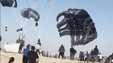 Estados Unidos y Jordania lanzan 38 mil raciones alimenticias sobre Gaza  (Fotografía: El Universal)