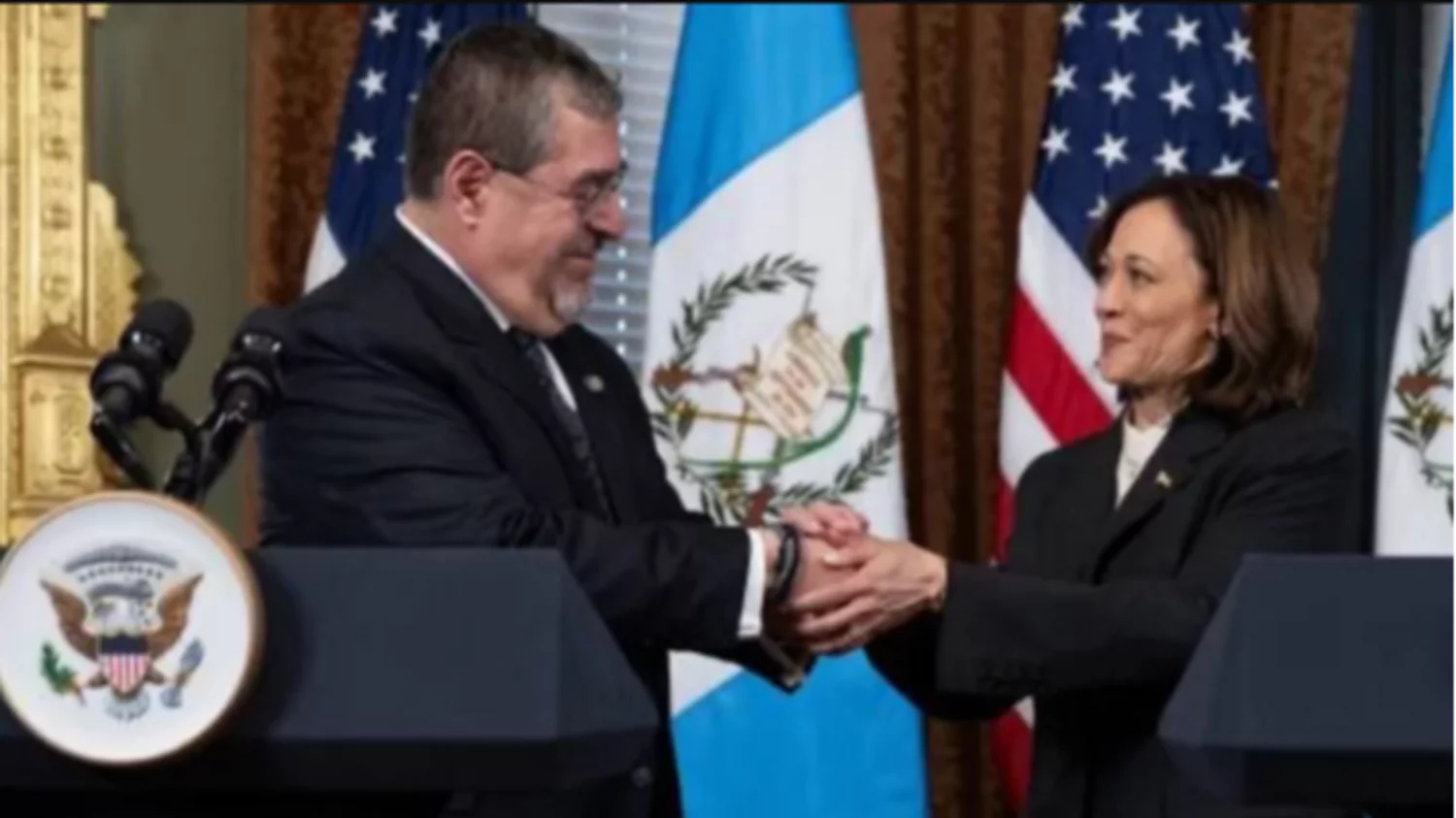 Bernardo Arévalo y Kamala Harris tras brindar una declaración conjunta en la Casa Blanca. 