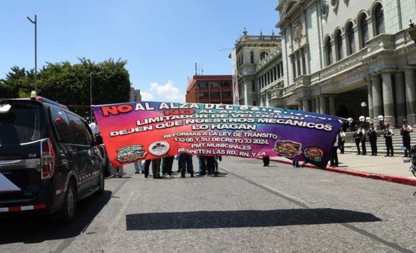 Persisten los bloqueos en la zona 1 de la capital hasta las 16:22 horas