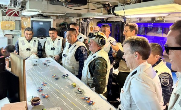 Fuerzas armadas y líderes empresariales de Guatemala destacan alianza estratégica con EE.UU. durante visita al USS Nimitz