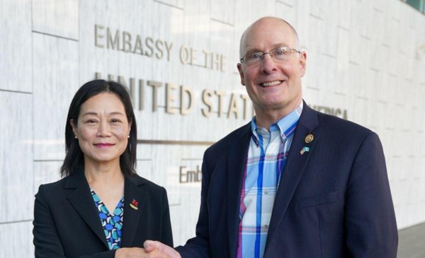 El congresista Moolenaar respalda a John Barrett para contener la influencia de China en Guatemala