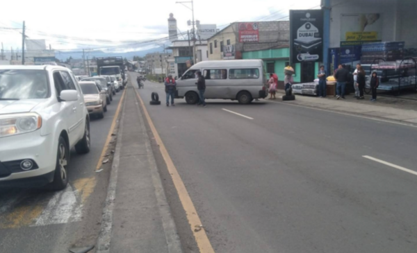 Bloqueo en Las Rosas complica tránsito en Quetzaltenango