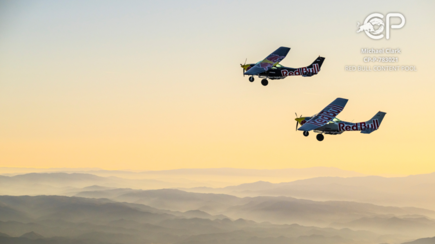 Red Bull presenta Plane Swap: La hazaña histórica de aviación y paracaidismo 