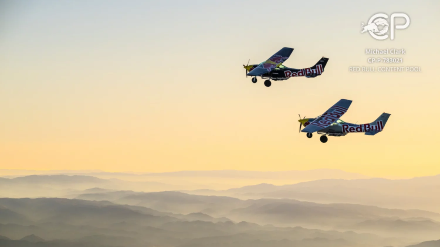 Red Bull presenta Plane Swap: La hazaña histórica de aviación y paracaidismo 