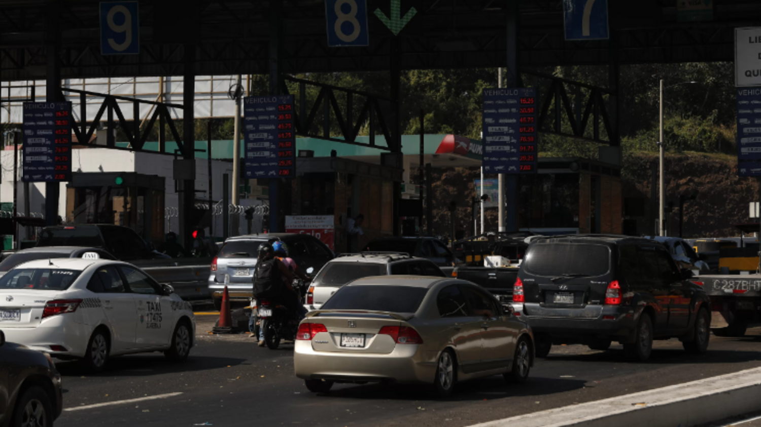 El Jueves Santo se prevé que circulen hasta 36 mil vehículos en la Autopista Palín-Escuintla. (Foto: DCA)