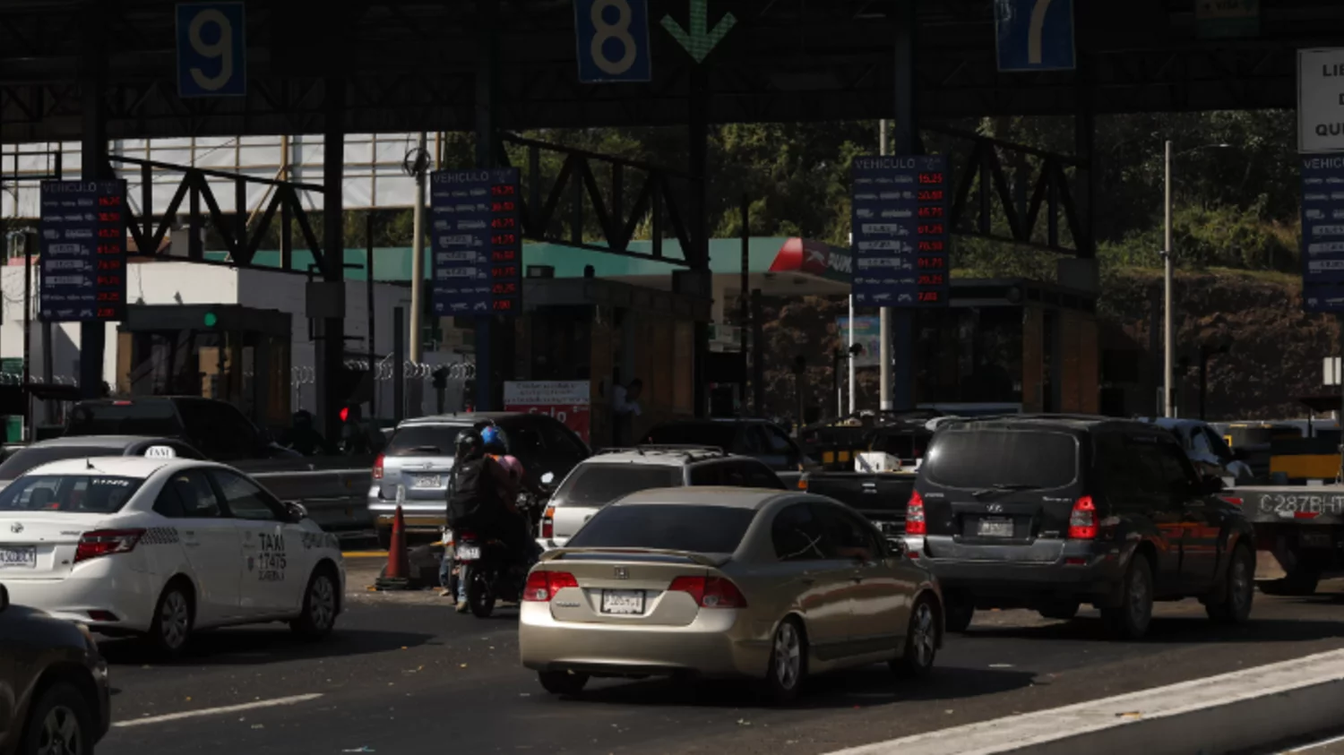 El Jueves Santo se prevé que circulen hasta 36 mil vehículos en la Autopista Palín-Escuintla. (Foto: DCA)