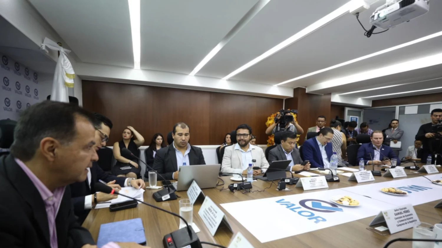 El diputado Jorge Ayala dirige la reunión de la Comisión de Economía. El diputado Jorge Ayala dirige la reunión de la Comisión de Economía.