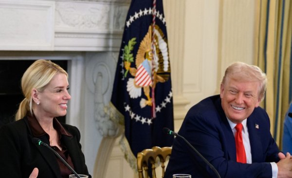Trump destituye a Pam Bondi como fiscal general de EE .UU.