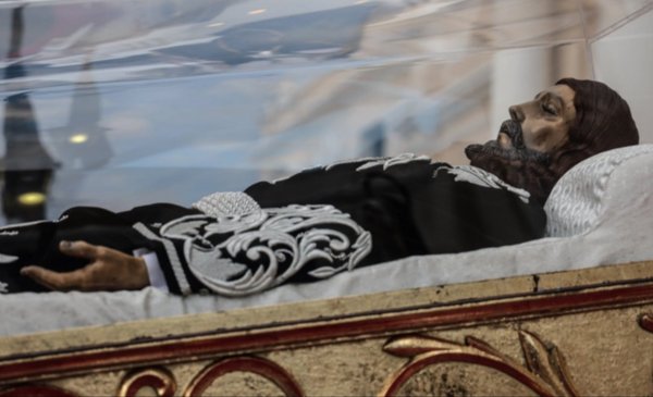 Inician recorridos de los Señores Sepultados en Guatemala con la salida del Señor Sepultado de Santo Domingo