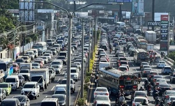 Masivo retorno de veraneantes complica tránsito hacia la capital