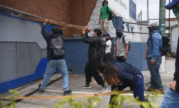 Derriban portones y liberan acceso a la USAC tras jornada de violencia