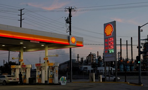 El petróleo cae por debajo de los USD 100 tras el alto el fuego de Trump con Irán