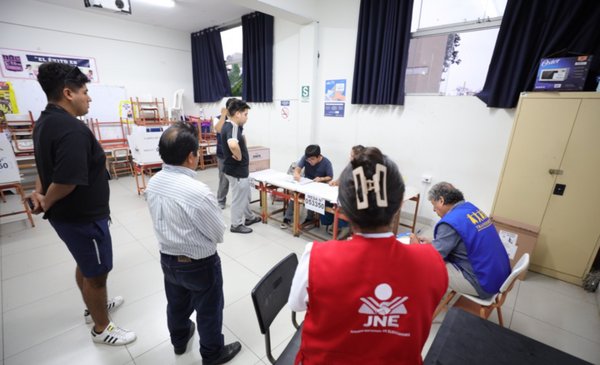 Elecciones en Perú se extienden: se convoca a 63 mil electores este lunes