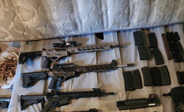 Zona 18: procesan a pareja por almacenar armas de uso exclusivo del Ejército