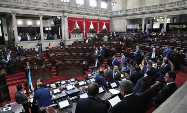 Entre apoyos y críticas avanza en primer debate reforma al IUSI