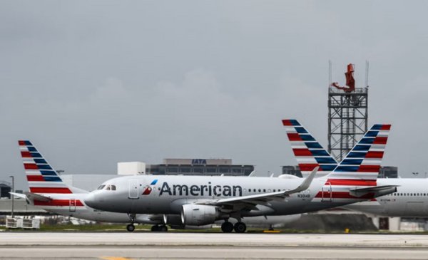 American Airlines recorta previsiones por el alza del combustible