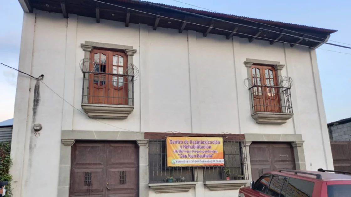 Detienen en centro de rehabilitación a dos hombres con orden de captura