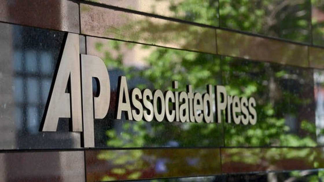 Periodistas, no. Activistas, sí.