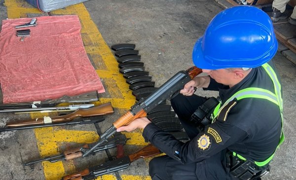 PNC incauta arsenal de armas en Puerto Barrios, Izabal