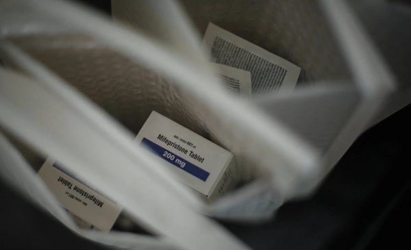 Corte Suprema frena restricciones y restablece píldora abortiva por correo
