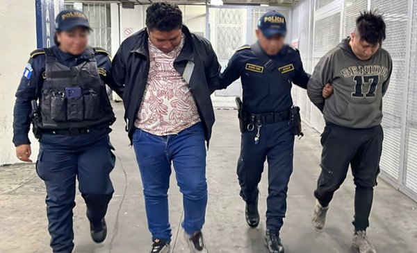 Capturan a dos presuntos motoladrones en la zona 10 capitalina