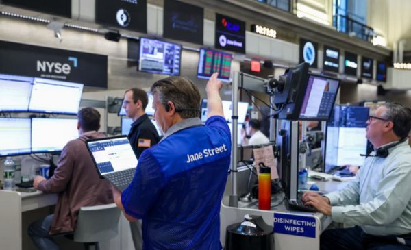 Wall Street se recupera y el petróleo baja pese a tensiones en Ormuz